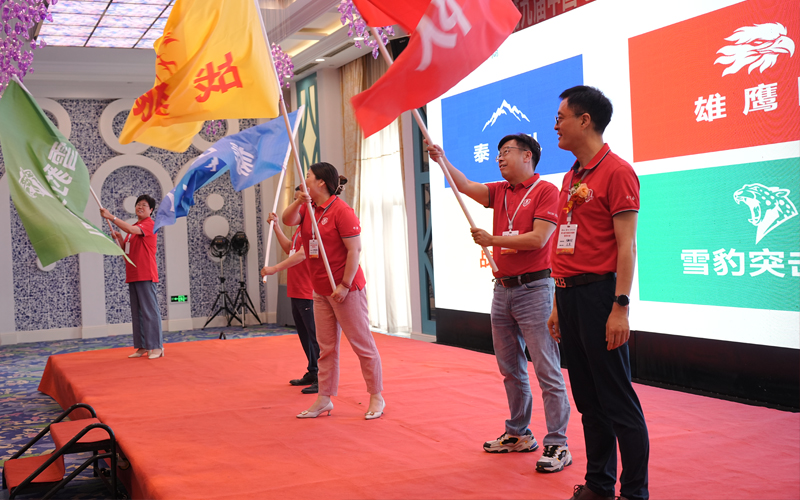 第九屆牛商爭霸賽山東戰(zhàn)區(qū)指導(dǎo)員、山東牛商匯會(huì)長、青島中新華美總經(jīng)理王東先生為山東戰(zhàn)區(qū)各戰(zhàn)隊(duì)授戰(zhàn)旗