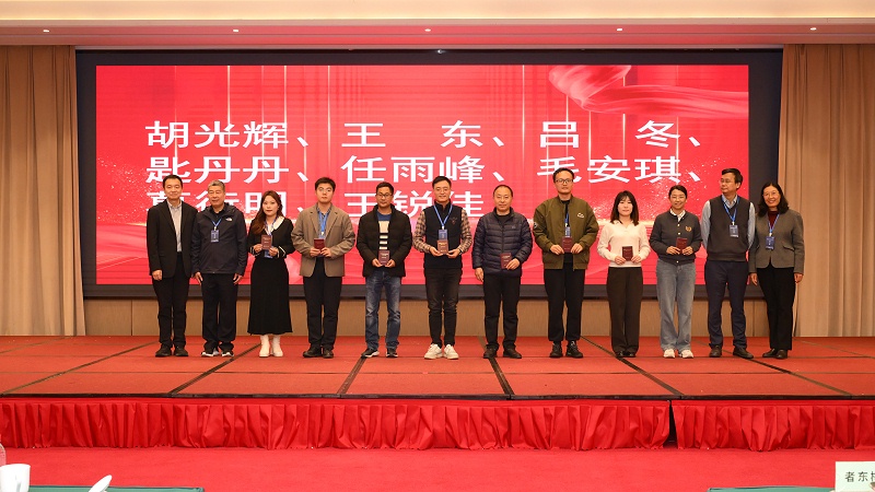 青島中新華美塑料有限公司總經(jīng)理王東等三人被聘請為副主任委員和委員。