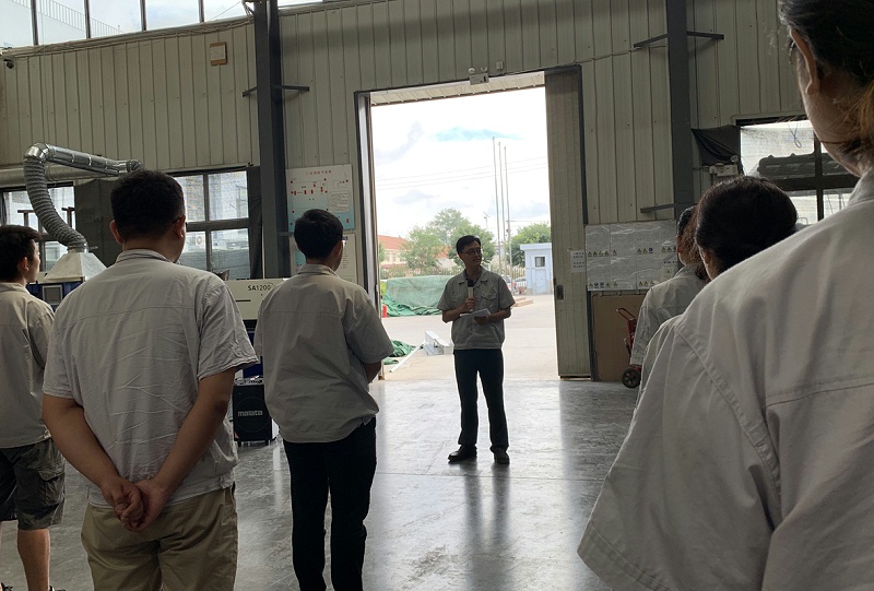 王總對車間一線員工演習(xí)情況進行指導(dǎo)