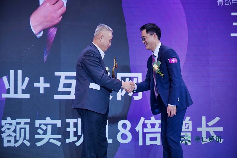 中國生產(chǎn)力促進中心協(xié)會常務(wù)理事長、秘書長申長江先生（左），為青島中新華美塑料有限公司總經(jīng)理王東先生（右）頒獎