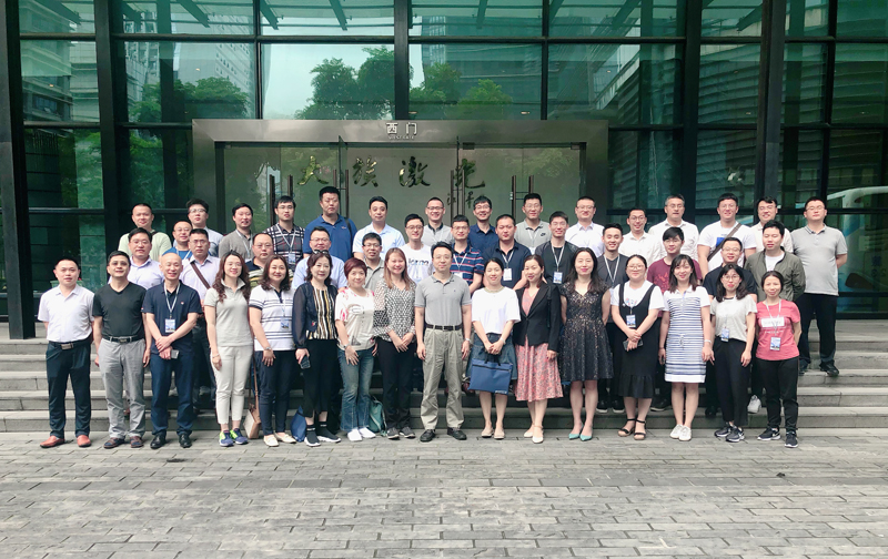 青島市城陽區(qū)2019年高新技術企業(yè)創(chuàng)新能力素質提升培訓班學員在大族激光合影念