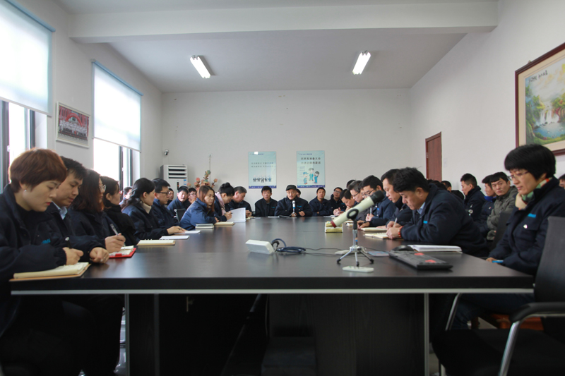 公司總經(jīng)理王東先生強(qiáng)調(diào)公司要對每一位員工負(fù)責(zé)、對公司負(fù)責(zé)，公司要安全生產(chǎn)，各個工段不違規(guī)操作，以及可能存在的安全隱患，安全第一。