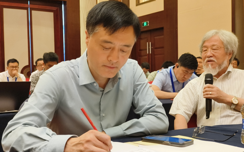 《塑料工業(yè)》理事會副理事長、第10屆編委會編委、青島中新華美總經(jīng)理王東